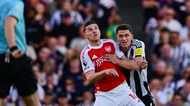 Viktor Gyokeres of Arsenal FC (14) and Sven Botman of Newcastle United (4) tussle for the ball