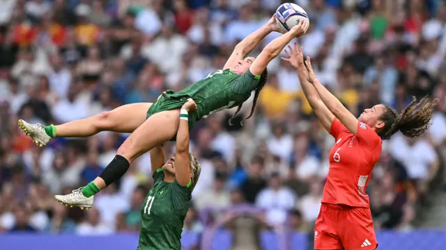 Erin King lifts Emily Lane
