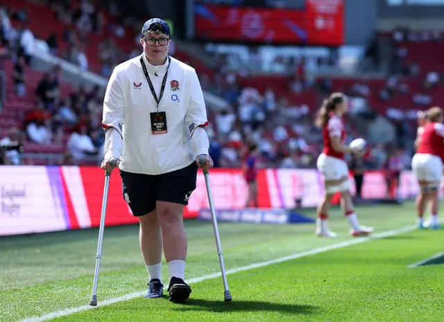 Hannah Botterman on crutches