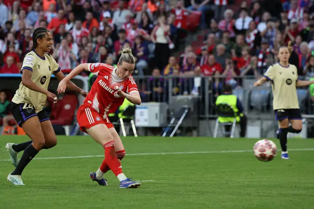 Franziska Kett scores for Bayern Munich