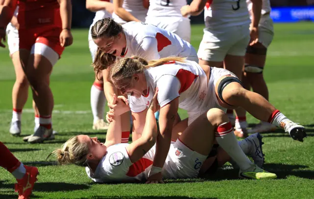 Marlie Packer scores a try