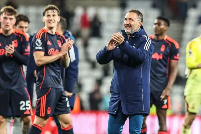 Vitor Pereiera applauding Nottingham Forest fans