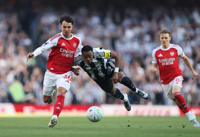 Joe Willock of Newcastle United is challenged by Martin Zubimendi