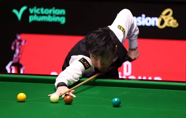 Zhao Xintong takes on a long pot