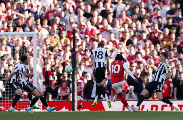 Eberechi Eze of Arsenal scores his team's first goal