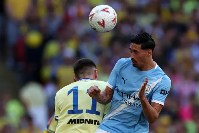 Tijjani Reijnders (R) vies with Southampton's Scottish striker Ross Stewart