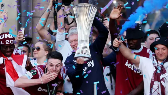 David Moyes lifts the Europa Conference League trophy