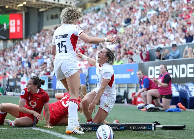 Claudia Moloney and Ellie Kildunne celebrate the try