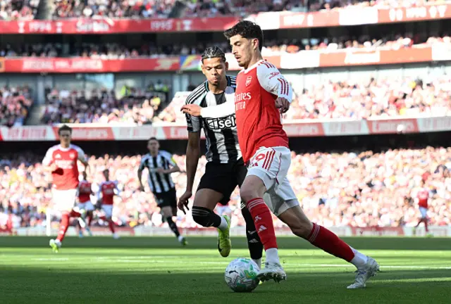 Kai Havertz of Arsenal controls the ball under pressure from William Osula
