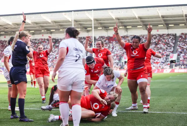 Jones scores a try for Wales