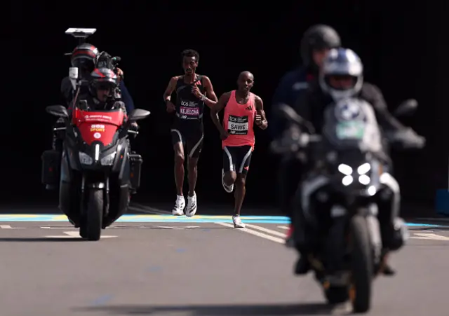Sabastian Sawe of Team Kenya leads Yomif Kejelcha