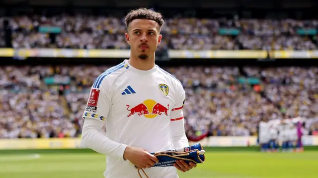 Ampadu in a white leeds kit pre-game