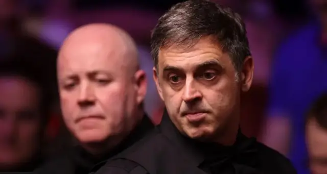 John Higgins (left) and Ronnie O'Sullivan will continue their match on Sunday from 19:00 BST