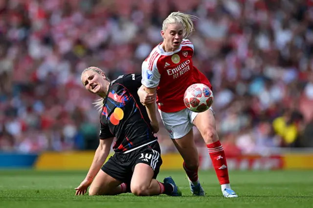 Alessia Russo of Arsenal is challenged by Lindsey Heaps of OL Lyonnes