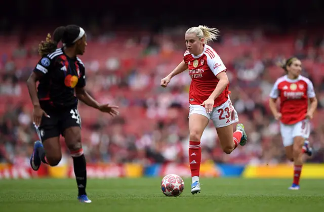 Alessia Russo of Arsenal runs with the ball
