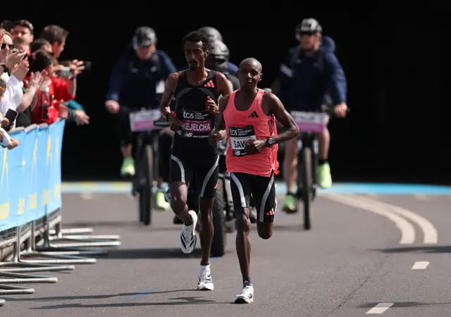 Sabastian Sawe of Team Kenya leads Yomif Kejelcha