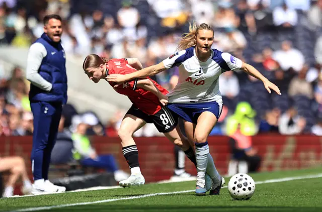 Amanda Nilden of Tottenham Hotspur is challenged by Jess Park of Manchester United
