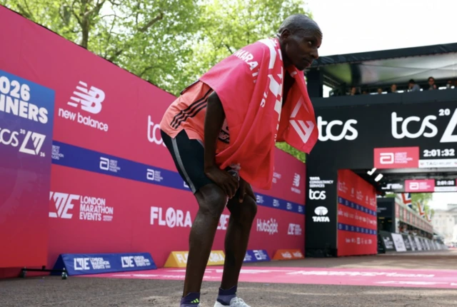 Kenya's Sabastian Sawe celebrates winning the men's elite race