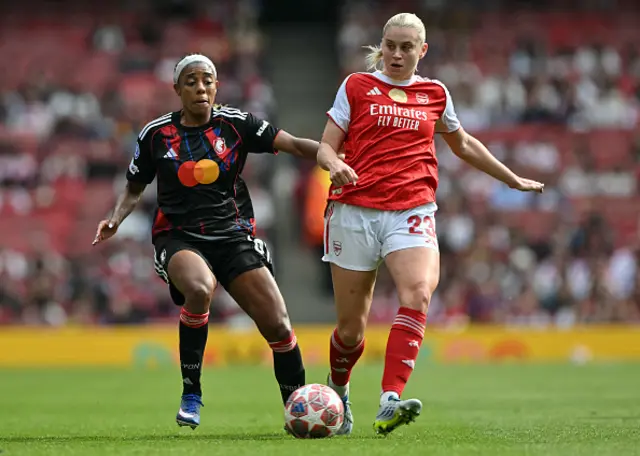 Ashley Lawrence is challenged by Arsenal's English striker Alessia Russo