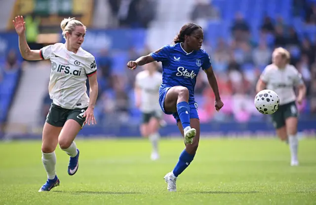 Toni Payne of Everton controls the ball while under pressure from Ellie Carpenter of Chelsea