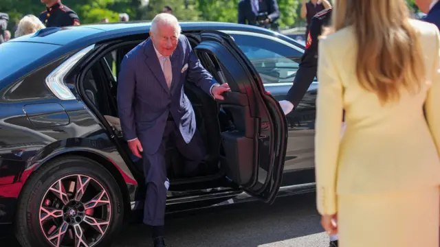 King Charles exiting the car and being greeted by President Trump and the First Lady