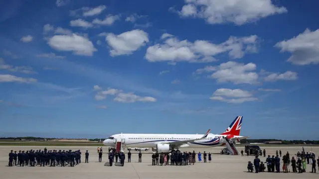 A wide angle shot showing all those gathering to greet the King
