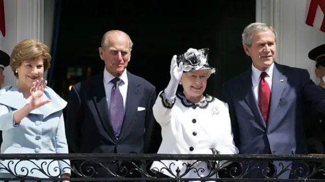 Queen Elizabeth II , Prince Philip, the Duke of Edinburgh, Laura Bush and George W Bush wave from the balcony