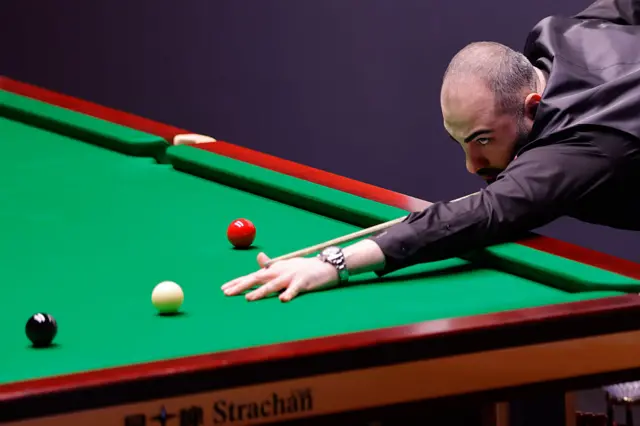 Hossein Vafaei pots the black