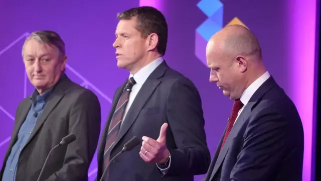 Arweinwyr y pleidiau yn y ddadl