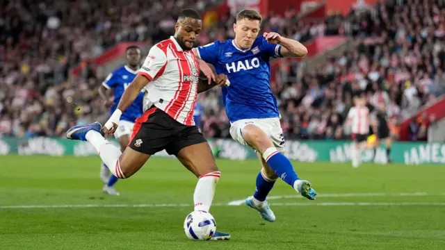 Dara O'Shea denies Southampton's Cyle Larin