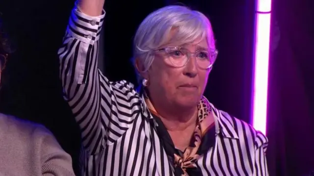 Menyw â gwallt llwyd