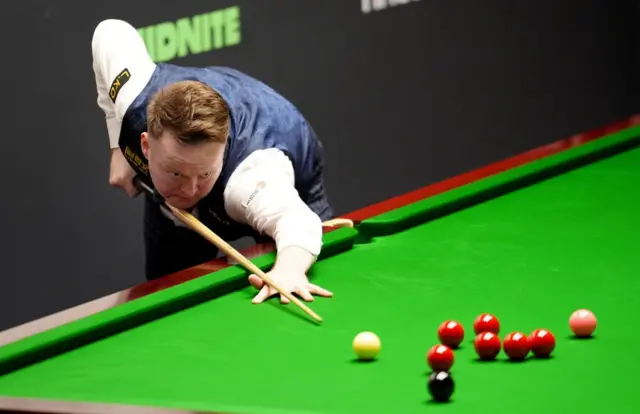Shaun Murphy potting a black