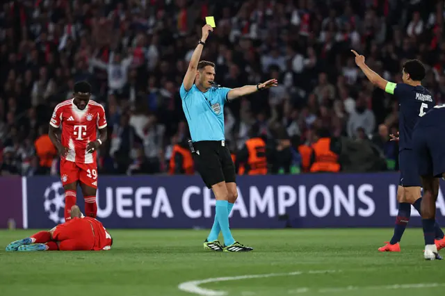 Referee gives Marquinhos a yellow card
