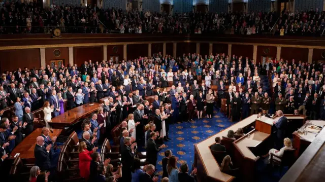 A wide view of the King speaking to Congress.