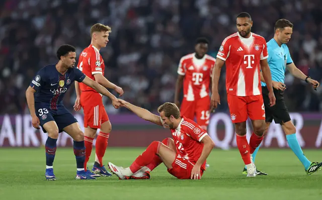Warren Zaire-Emery helps Harry Kane