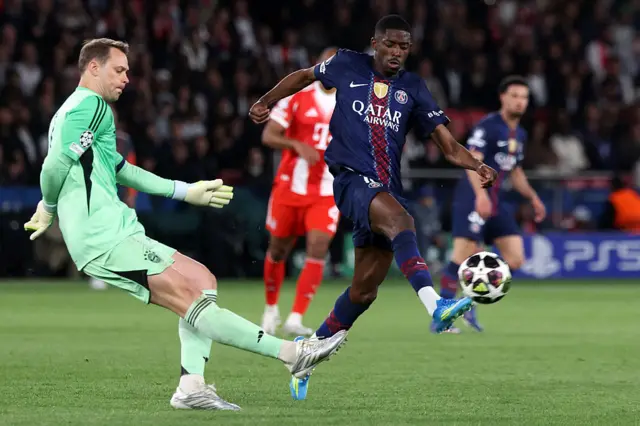 Manuel Neuer being pressed by Ousmane Dembele