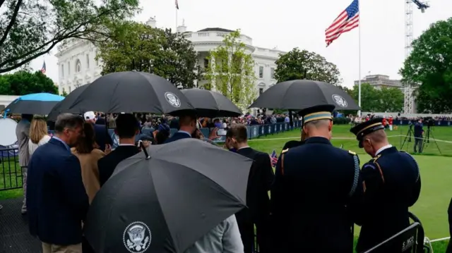 Njerëz nën ombrella