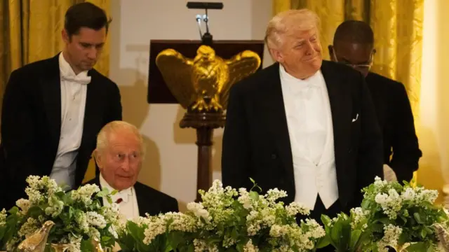 Charles ngriti shikimin nga Trump, i cili buzëqesh pas fjalimeve në darkën shtetërore.