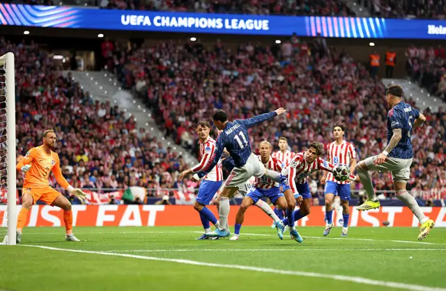Gabriel Martinelli attempts a header