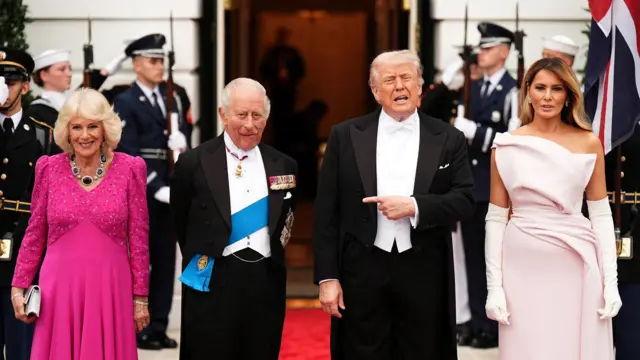 Donald Trump dhe Zonja e Parë Melania Trump presin Mbretin Charles dhe Mbretëreshën Camilla të Britanisë, teksa mbërrijnë për një darkë shtetërore në Shtëpinë e Bardhë.