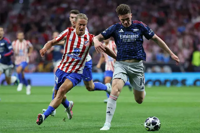 Viktor Gyokeres tussles with Marcos Llorente for possession
