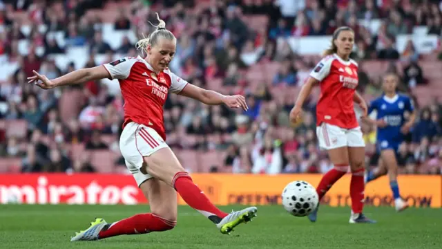 Stina Blackstenius scores