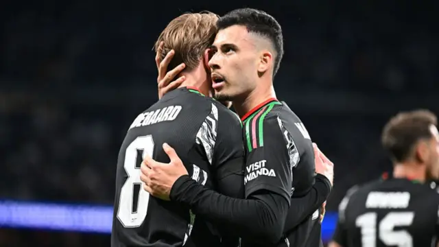 Gabriel Martinelli celebrates with Martin Odegaard