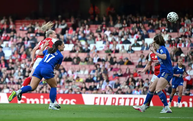 Frida Maanum scores header for Arsenal