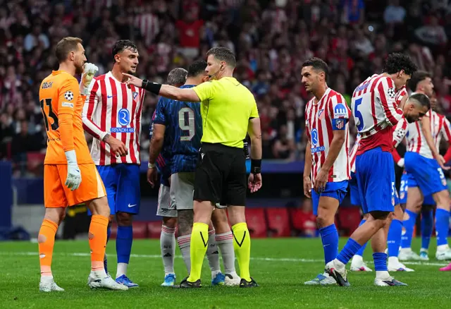 Jan Oblak discusses decision with referee.