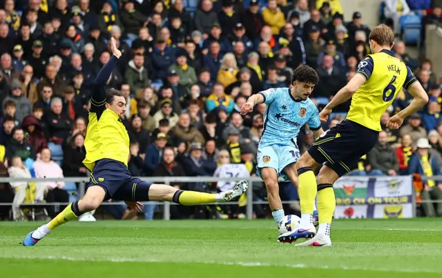 Mo Belloumi scores for Hull at Oxford