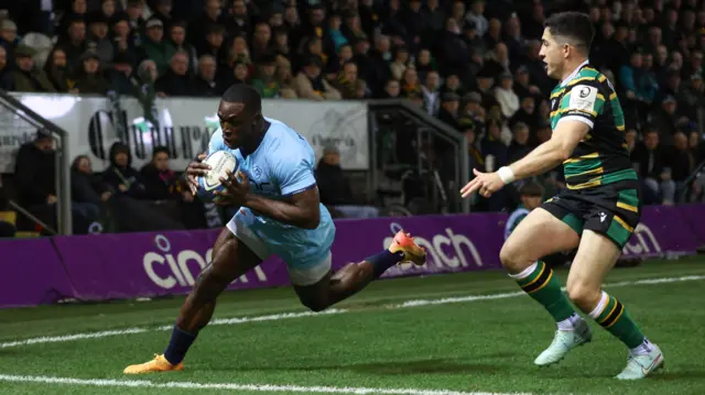 Castres score a try