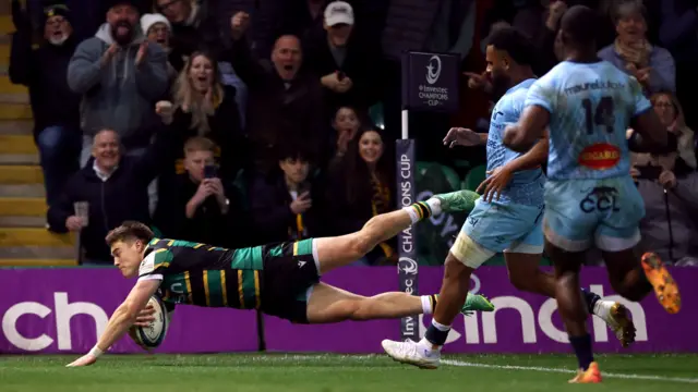 Tommy Freeman scores a try
