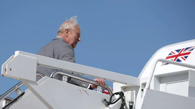 King boards his airplane