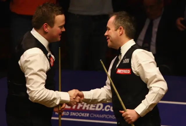 Shaun Murphy shakes hands with John Higgins in 2009